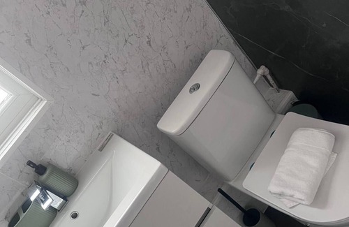 Anfield House | Quiet 3-bedroom House Near Anfield offers 5 beds, ideal for Families or Groups