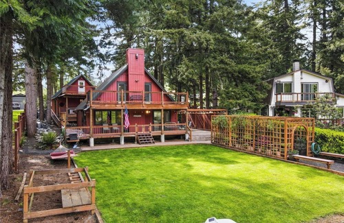 East Olympia House | Quiet 3 bedroom lakefront retreat