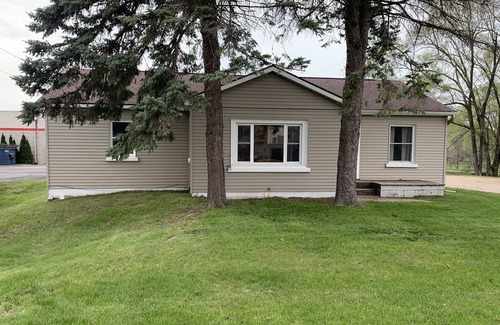 Acme House | Quiet 3 bedroom, walking distance to Grand Traverse Bay