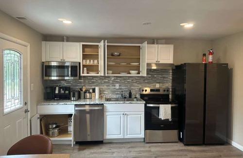 Aspen Hill House | Quiet 3BD/2BA PetFriendly Duplex Sleeps 9, PrivatePatio Workspace & AmpleParking