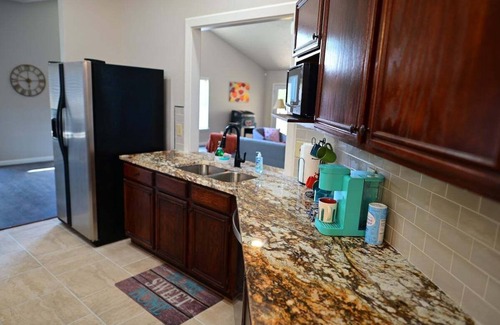 Ventura House | Quiet 3BR Home Near AT&T Center Furnished Mid-Term Stay w/Wi-Fi & W/D