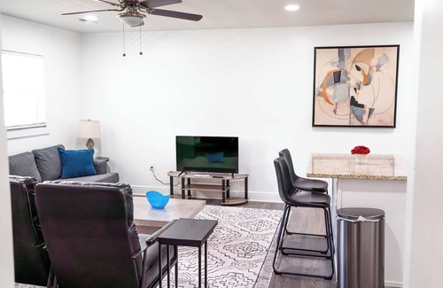 Enderly Park House | Quiet 4-Bed 2-Bath 10 Minutes Away from Downtown Charlotte