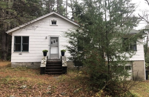 Forestburgh House | Quiet 4 Bedroom House with Lake Views on large field - perfect for family breaks