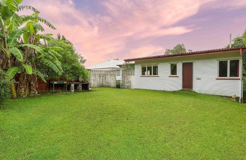 Yeronga House | Quiet 4BR haven home with green surroundings