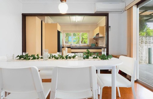 Yeronga House | Quiet 4BR haven home with green surroundings