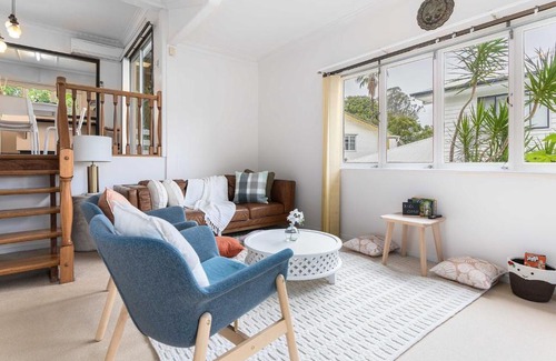 Yeronga House | Quiet 4BR haven home with green surroundings