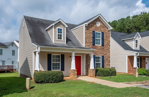Cartersville House | Quiet 4BR Split-Level Near LakePoint & Hospital