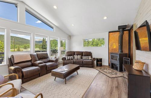 Alma House | Quiet Alma Home with Deck - 20 Mi to Breckenridge!