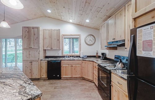 Joseph House | Quiet and Attractive Home Close to Lake w/WiFi, Private Washer/Dryer - Dogs Okay