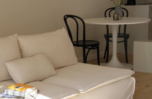 Collingwood North Apartment | Quiet and Calming space within minutes of the best of Collingwood.