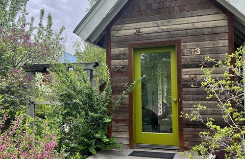 Hailey House | Quiet and Charming Old Hailey 2 br/1.5 ba Artist's Bungalow with Lovely Garden