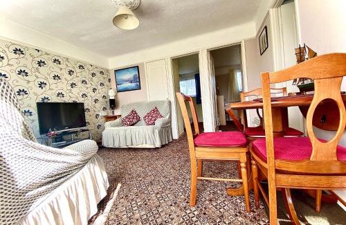 Great Yarmouth House | Quiet and Comfy 2- bedroom Holiday Chalet, walk to the beach, Norfolk