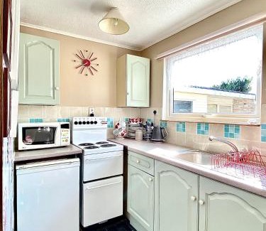 Great Yarmouth House | Quiet and Comfy 2- bedroom Holiday Chalet, walk to the beach, Norfolk