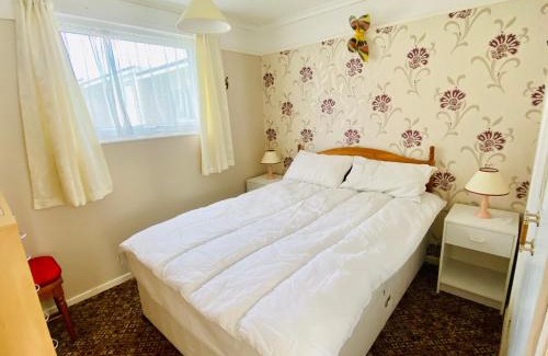 Great Yarmouth House | Quiet and Comfy 2- bedroom Holiday Chalet, walk to the beach, Norfolk