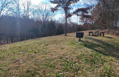 Cadiz Cabin | Quiet and cozy cabin with full kitchen and two bedrooms adjoining Lake Barkley.
