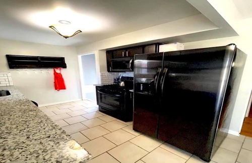 Old Brooklyn House | Quiet and Cozy home near HOSPITALS!