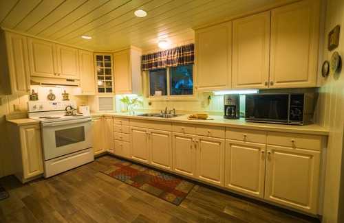 Mayfield Cottage | Quiet and Peaceful 3 Bedroom Family Cottage on Lake George, 12 Miles to TC