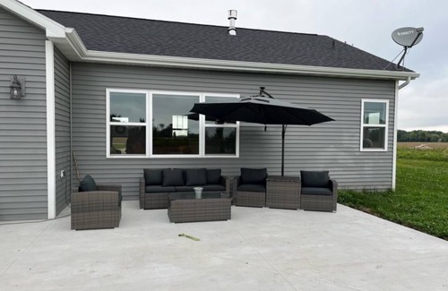 Omro House | Quiet and Relaxing EAA Home for Rent. 11.5 Miles from Airport.