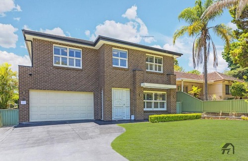 Hornsby Villa | Quiet and warm 4 Bedrooms in Hornsby
