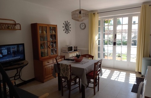 Six-Fours-les-Plages Apartment | Quiet apartment in a Provencal farmhouse 2 km from the beach