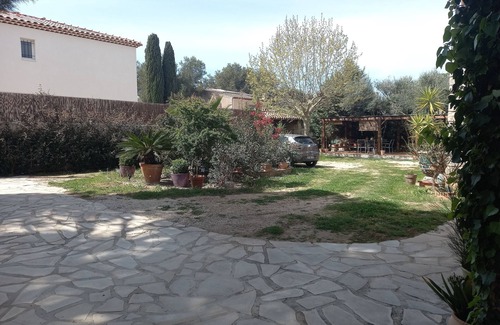 Six-Fours-les-Plages Apartment | Quiet apartment in a Provencal farmhouse 2 km from the beach