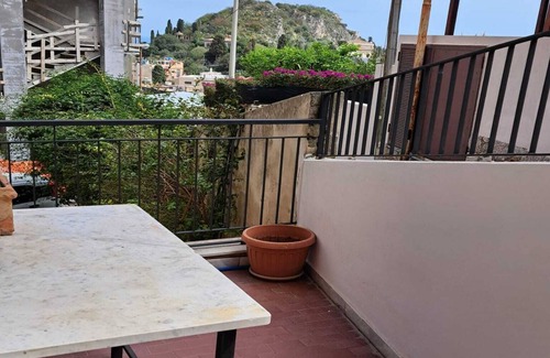 Taormina Apartment | Quiet apartment near historic center