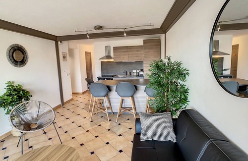 Sainte-Maxime City Centre Apartment | Quiet apartment with pool and close to the beach.