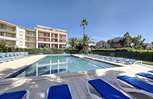 Sainte-Maxime City Centre Apartment | Quiet apartment with pool and close to the beach.