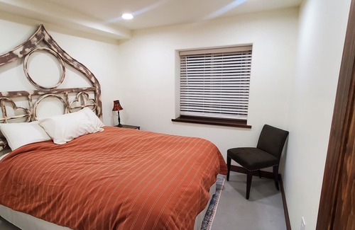 Carbondale Apartment | Quiet basement apartment 5 min from downtown Carbondale.