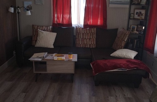 Mastic Beach House | Quiet Bayside cottage. 10 minutes to beach, 15 minutes to shopping.