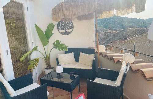 Callas House | Quiet bed and breakfast with sea and mountain views in a 14th-century village