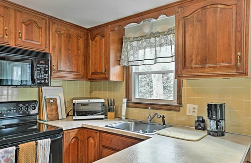 Brewster House | Quiet Brewster House w/Deck, Mins to Bay Beaches!