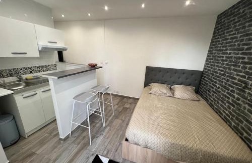 Bondy Apartment | Quiet & bright studio 15min away from Paris