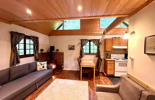 Zigzag Cabin | Quiet cabin among the trees.