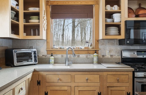 Levering House | Quiet Cabin in the Woods - Secluded Yet Close to It All