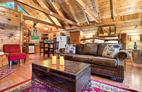 Sevierville Cabin | Quiet Cabin in Woods- Alpine Ridge Sub-Division - 1 Bed/1Bath Jaccuzi