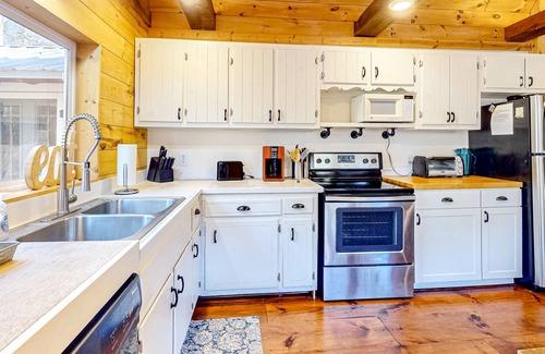 Lakemont Cabin | Quiet cabin near Lake Rabun with vaulted ceilings, firepit, and washer/dryer