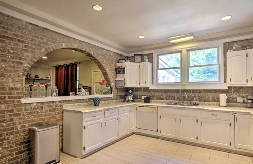 Columbia House | Quiet Columbia Home w/ Fire Pit & Pool Table!