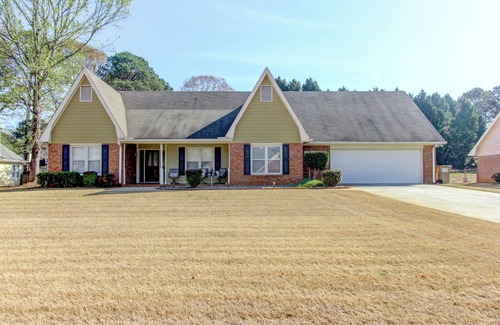 Conyers House | Quiet, Comfortable, Charming, Safe, 2-bedroom house with WiFi, AC in Conyers