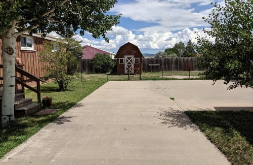 Laramie House | Quiet, Comfortable Location! w/Double Garage/Air Conditioning