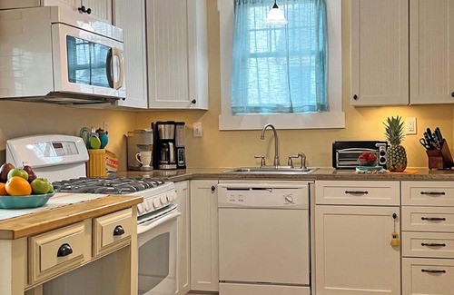 Wall House | Quiet, Comfortable Retreat for Couples & Small Families - Belmar NJ