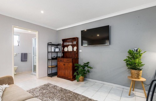 Hamilton Hill House | Quiet & Comfy