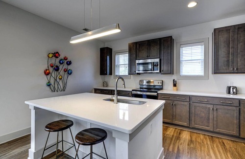 Nashville Condo | Quiet Condo l Prime Locale w/in mins to DT