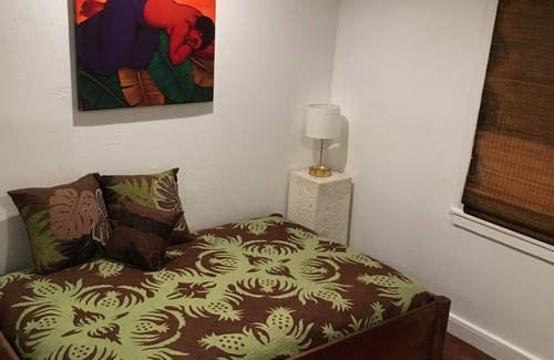 Waimanalo Cottage | Quiet Cottage a Block from the Beach