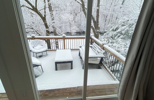 Bausman House | Quiet Cottage - Hot Tub and Creek mins from City