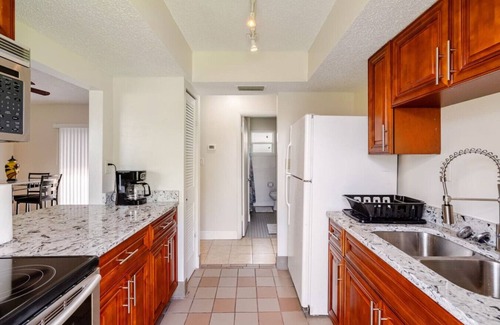 Sarasota Cottage | Quiet Cottage - Walk to Siesta Key - Relax Or WORK