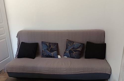 Aups Apartment | Quiet country gite with air conditioning.
