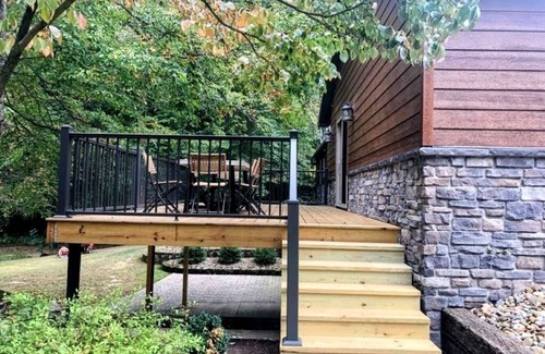 Dundee House | Quiet, country home with luxury amenities.