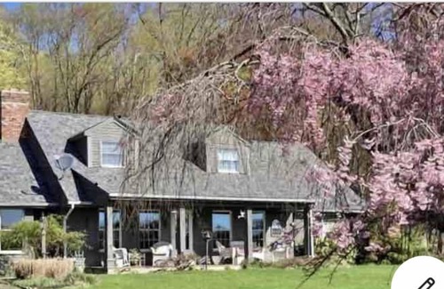 Town of Wawayanda House | Quiet, cozy, 10 minutes to Ski Resorts, Legoland, and historic Warwick, NY.