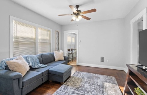 West Rock Apartment | Quiet & Cozy Room by SCSU